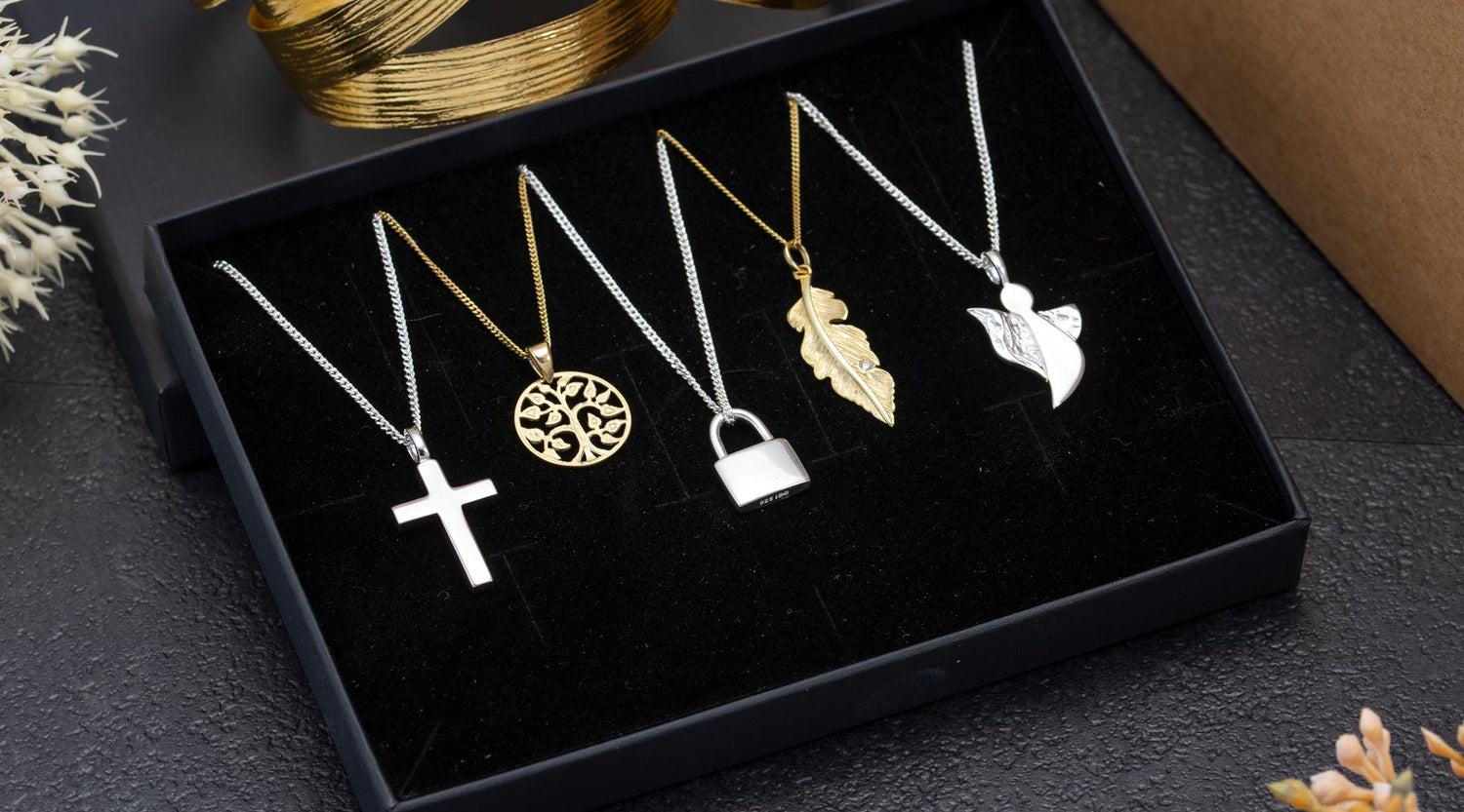 Risti, elämänpuu ja muut symbolit koruissa - mitä ne merkitsevät?