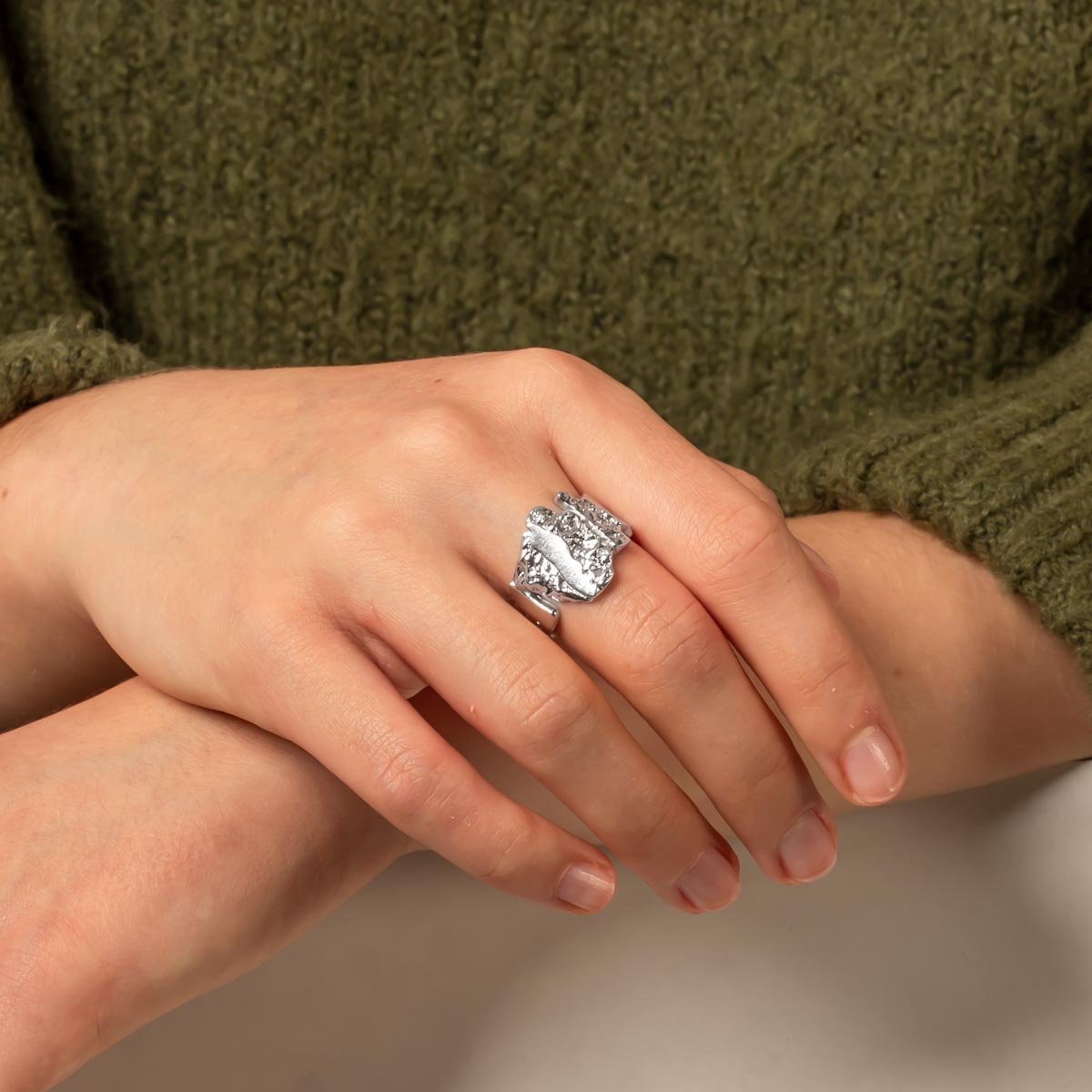 Arctica Spirit hopeasormus mallin kädessä