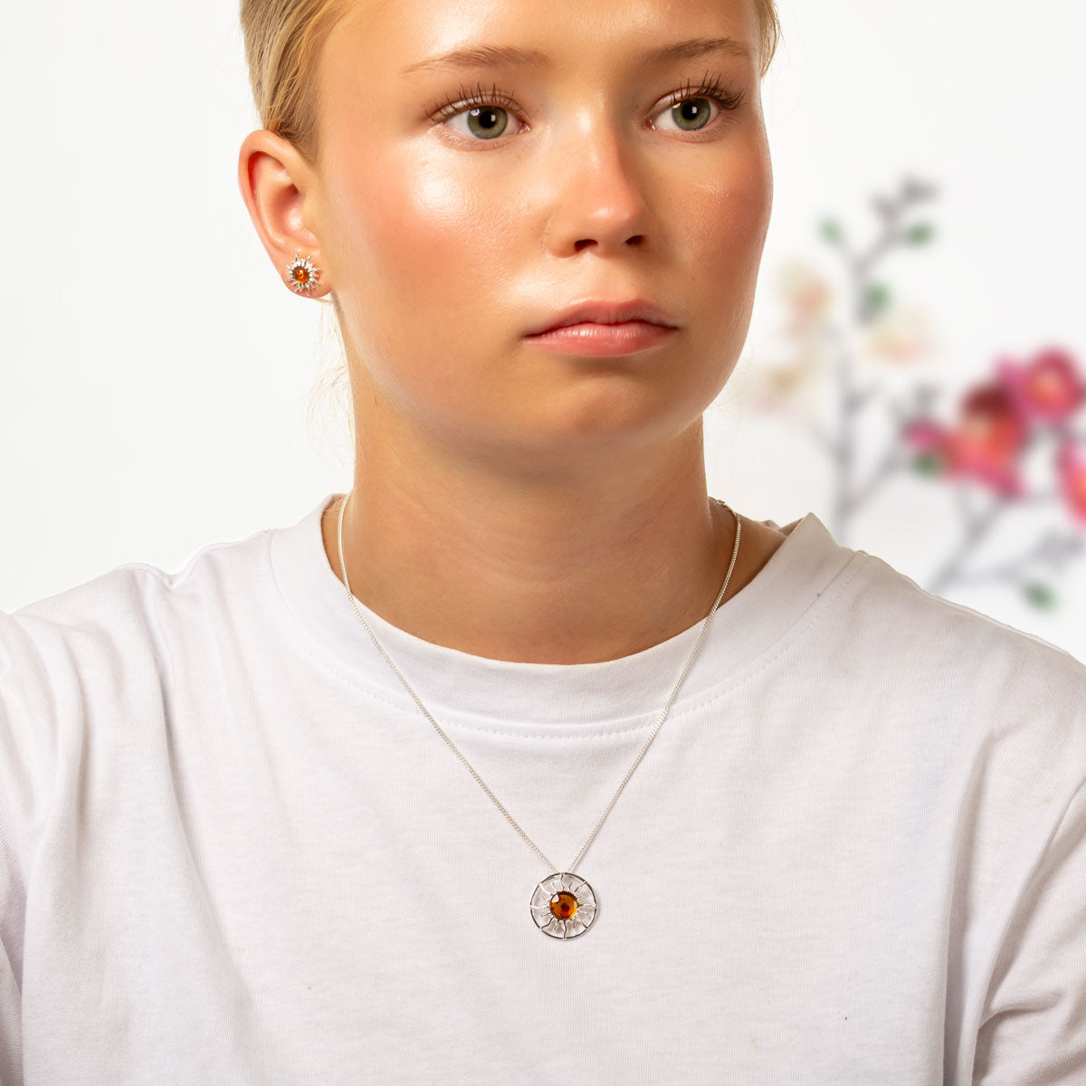 Aurinko hopeakaulakoru meripihkalla