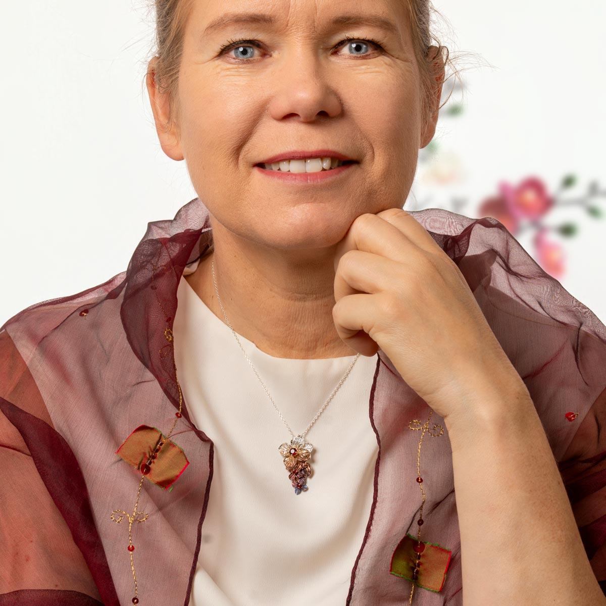 Blossom Tales hopeakaulakoru mallin päällä