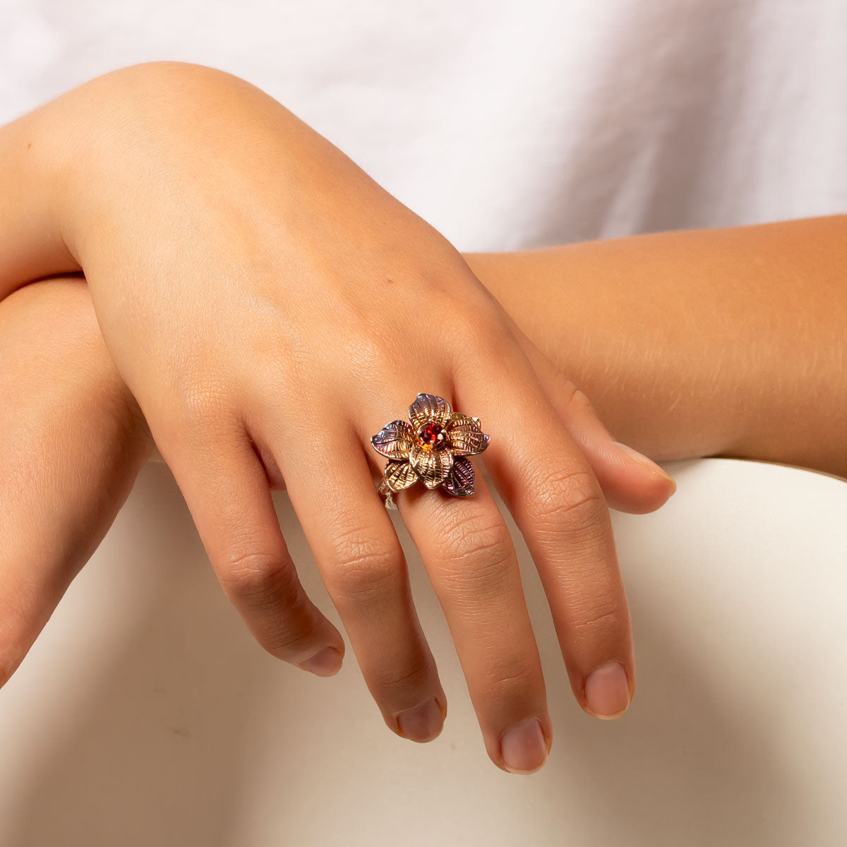 Blossom Tales hopeasormus mallin sormessa