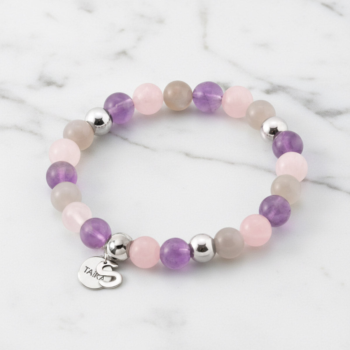 Hempeä harmonia rannekoru kirjain tägillä