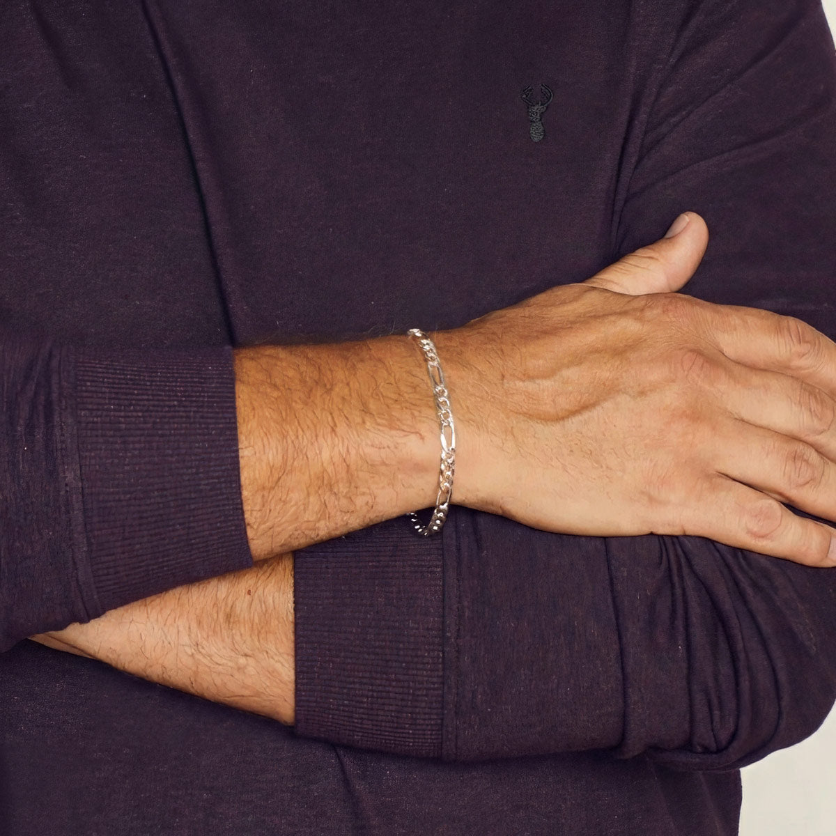 Hopeinen Figaro ranneketju miehen ranteessa