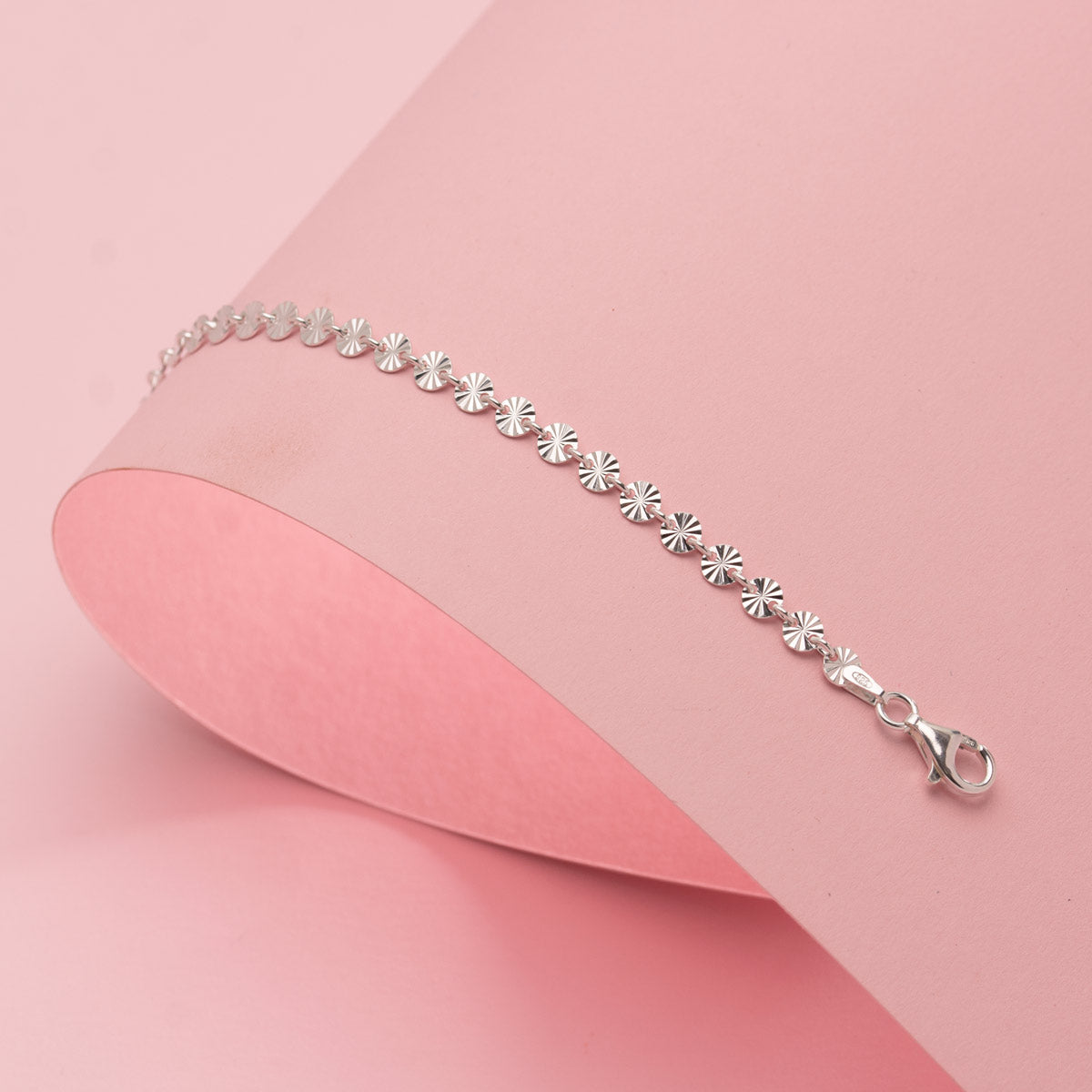 Hopeinen Tähti rannekoru