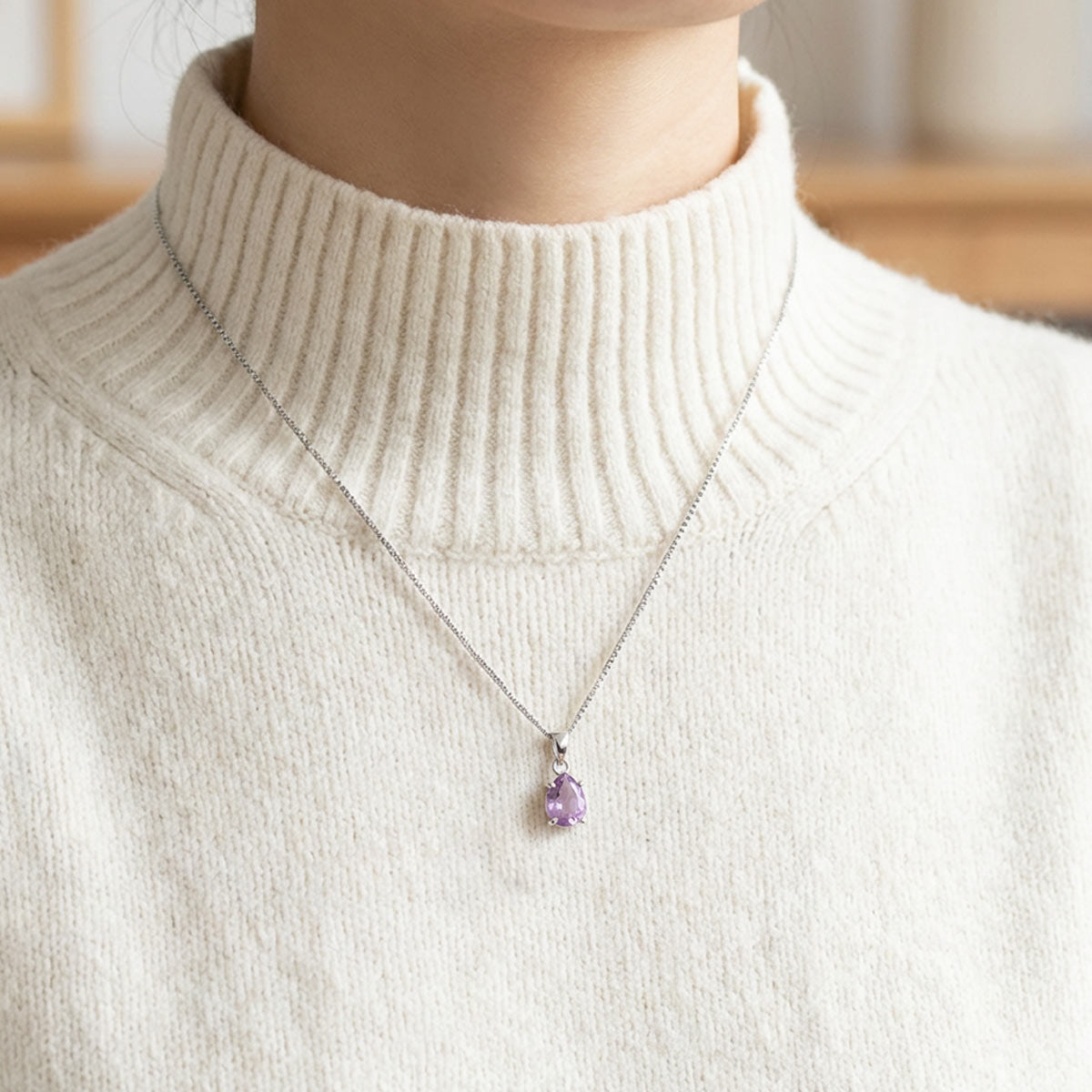 Hopeinen ametisti kaulakoru naisen päällä