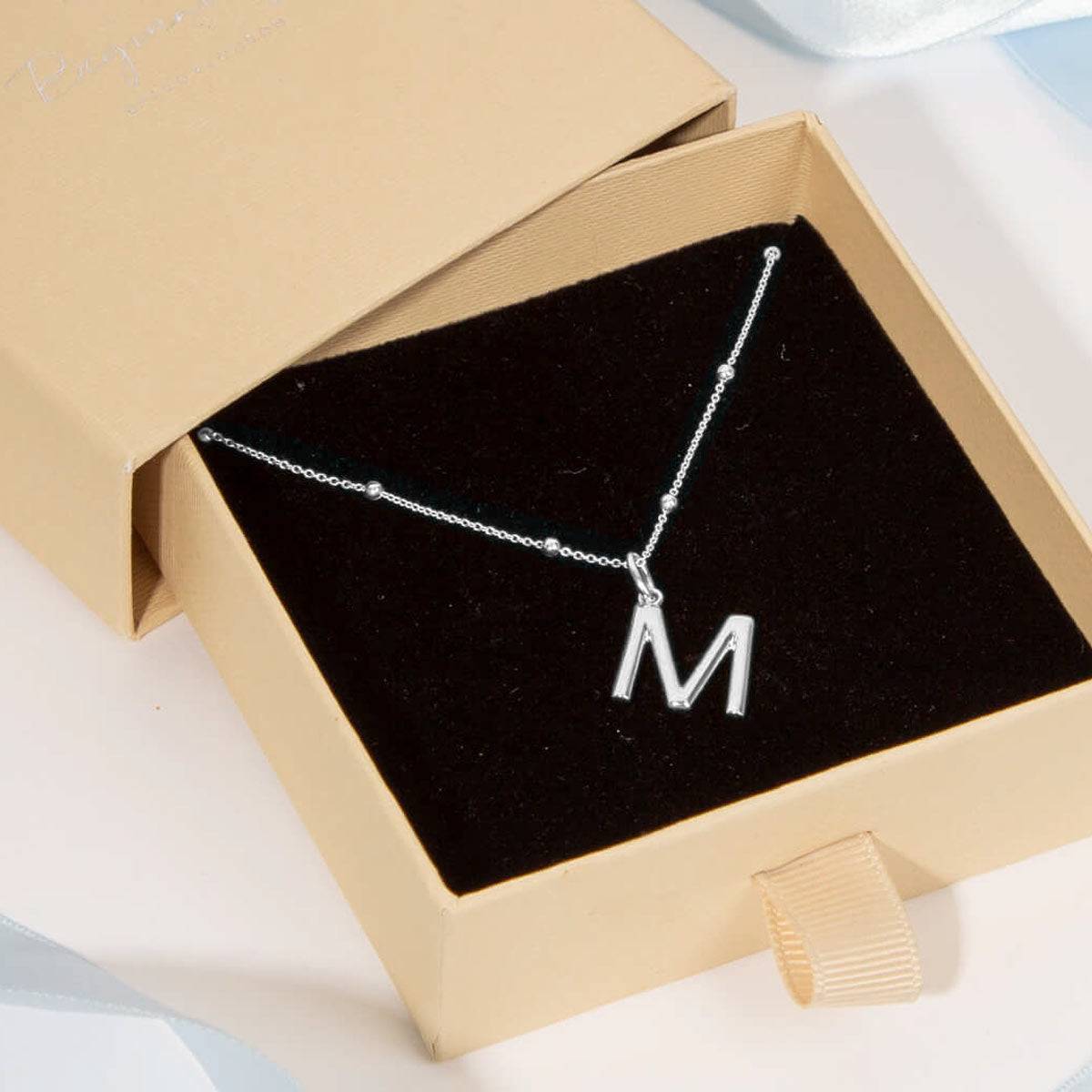 Hopeinen kirjain riipus rasia