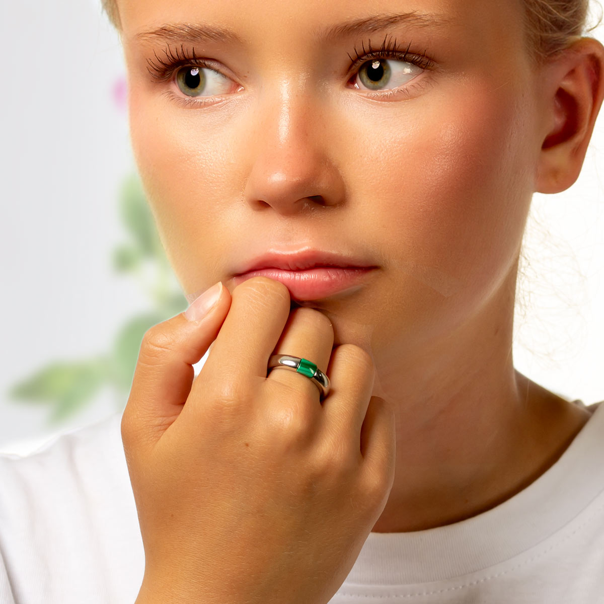 Hopeinen malakiitti sormus