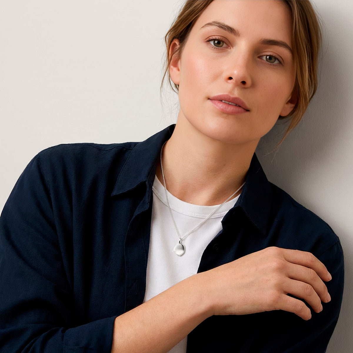 Hopeinen riipus mallin päällä