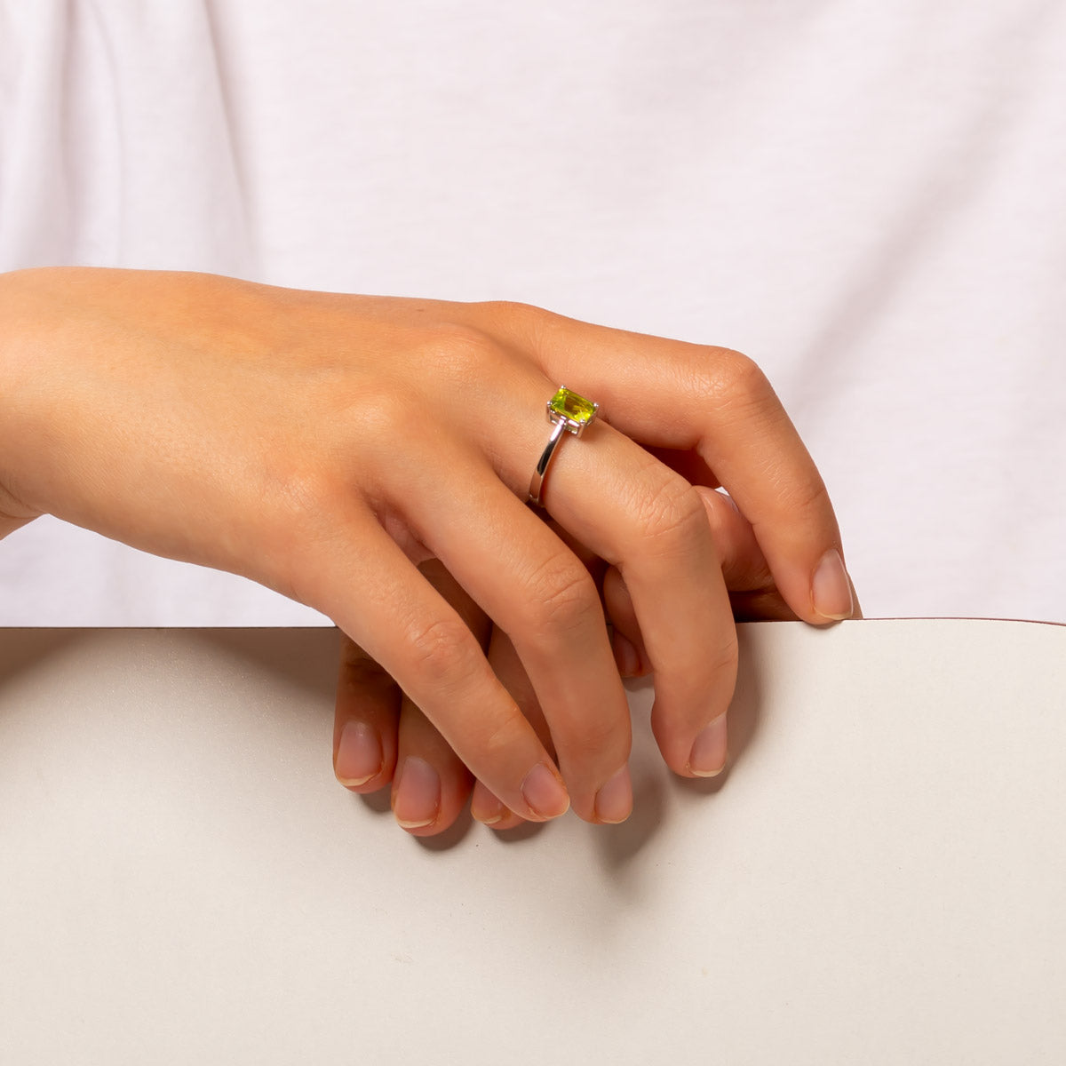 Hopeinen peridootti sormus malli