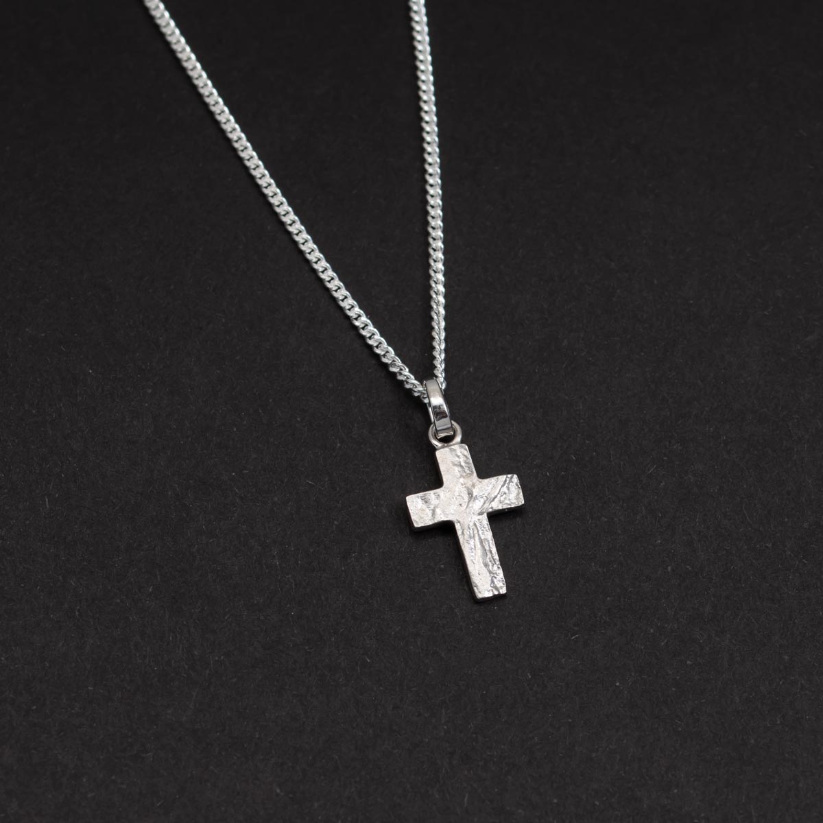 Hopeinen risti kaulakoru mattapintainen tausta