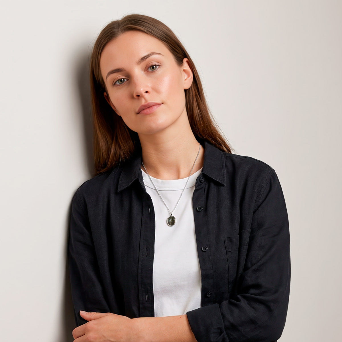 Hopeinen spektroliiti kaulakoru mallin päällä