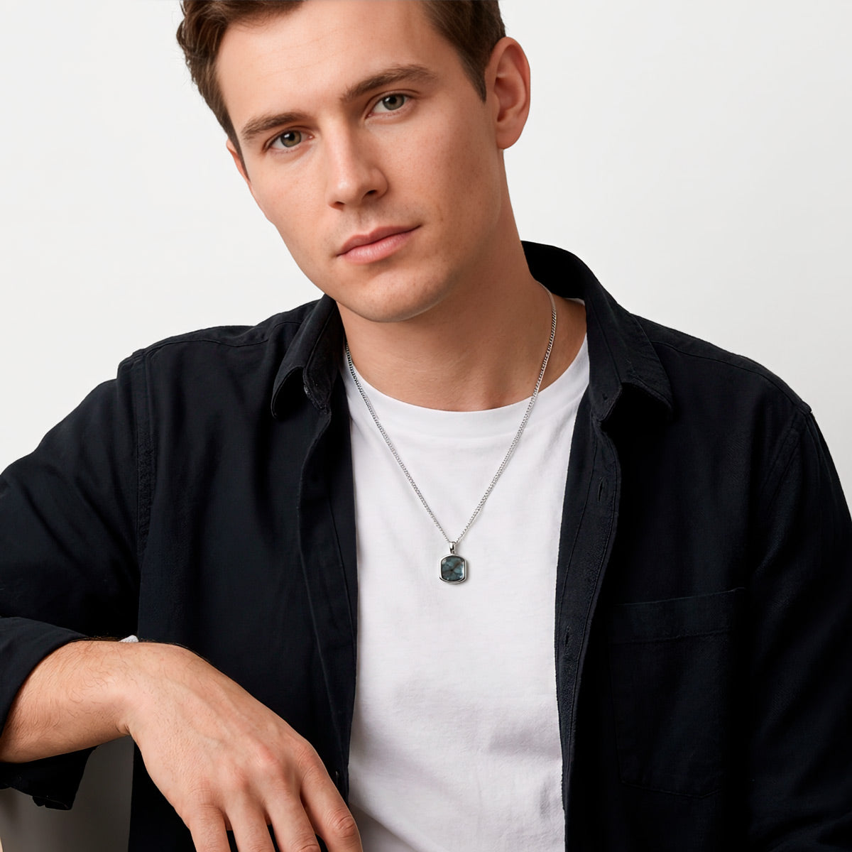 Hopeinen spektroliitti kaulakoru mallin päällä