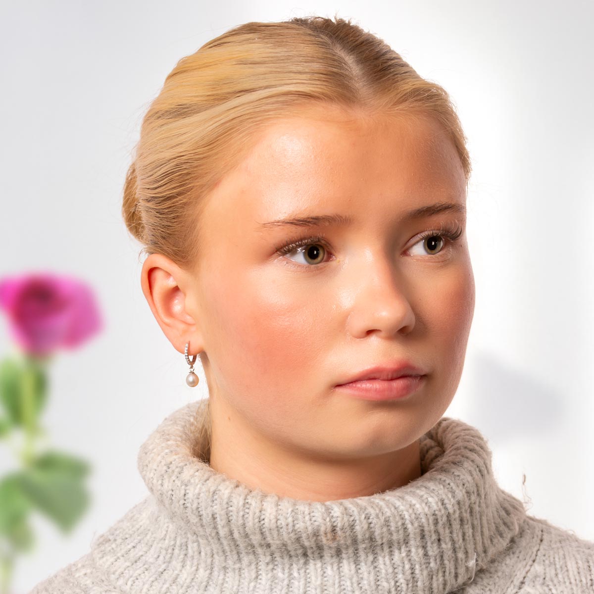 Hopeiset helmi korvarenkaat kivillä | Taika-korut