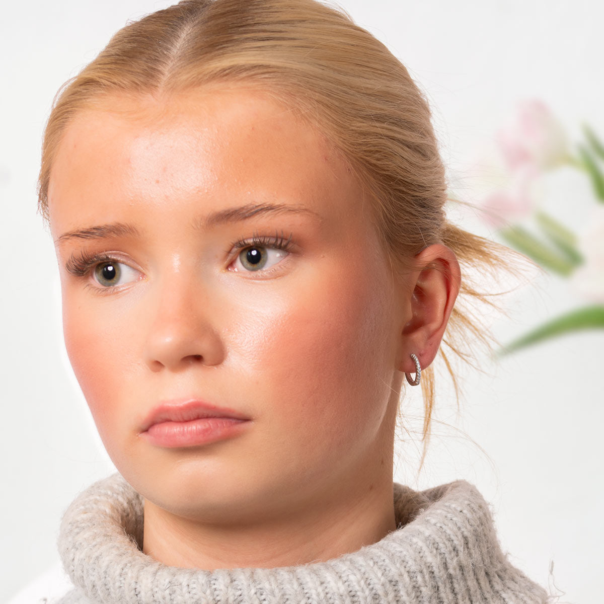 Hopeiset pienet korvarenkaat kivillä | Taika-korut