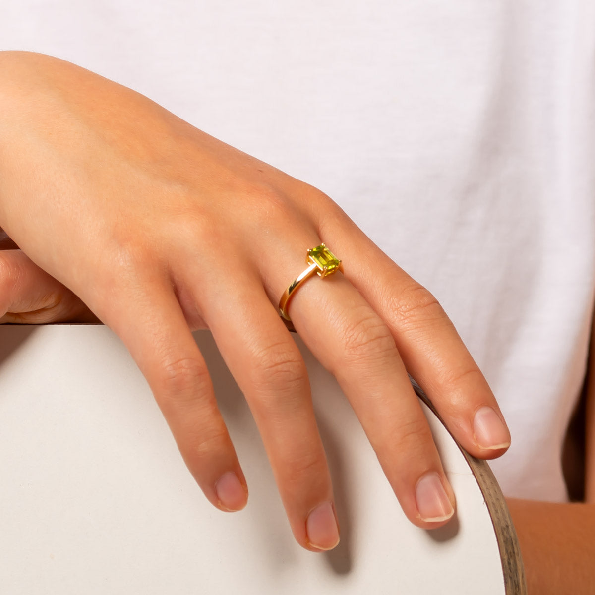 Kullattu hopeinen peridootti sormus