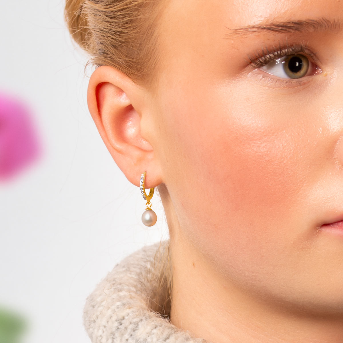 Kullatut helmi korvarenkaat kivillä | Taika-korut