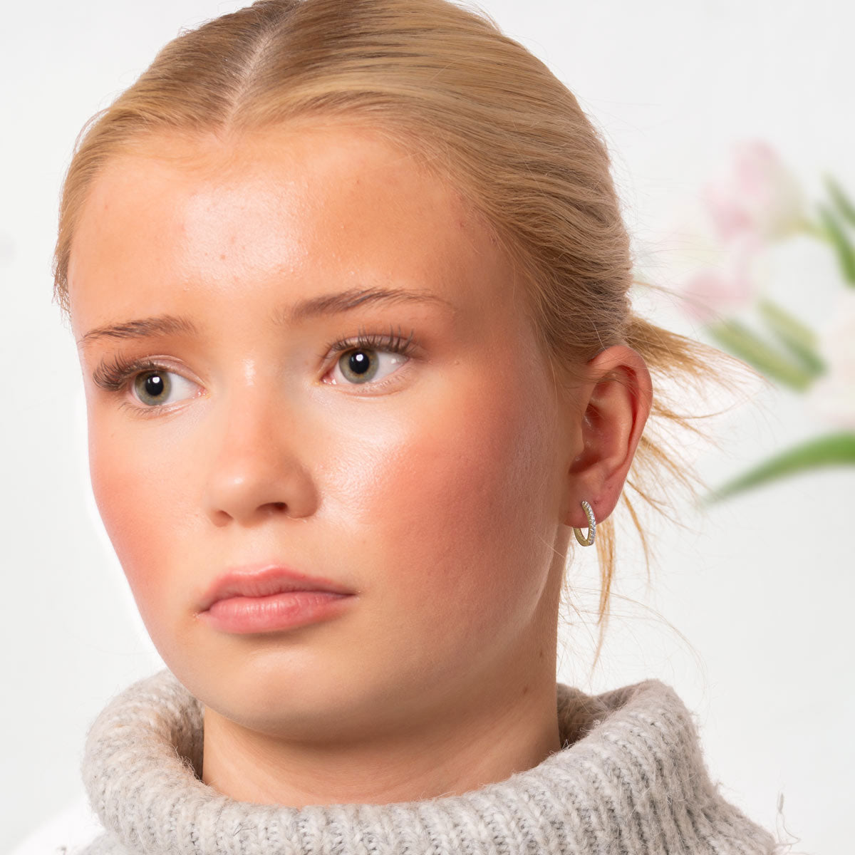 Kullatut pienet korvarenkaat kivillä