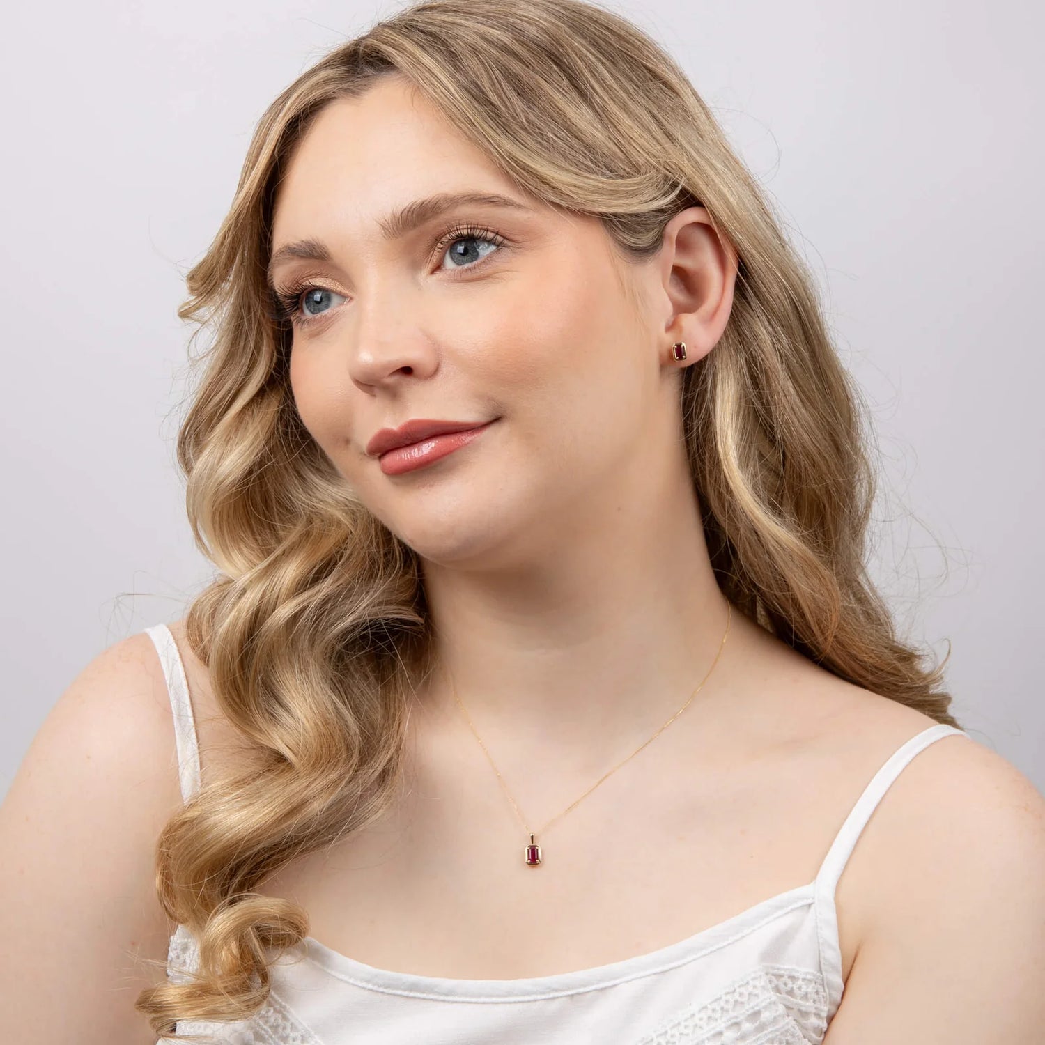 Kultainen riipus punaisella rubiinilla