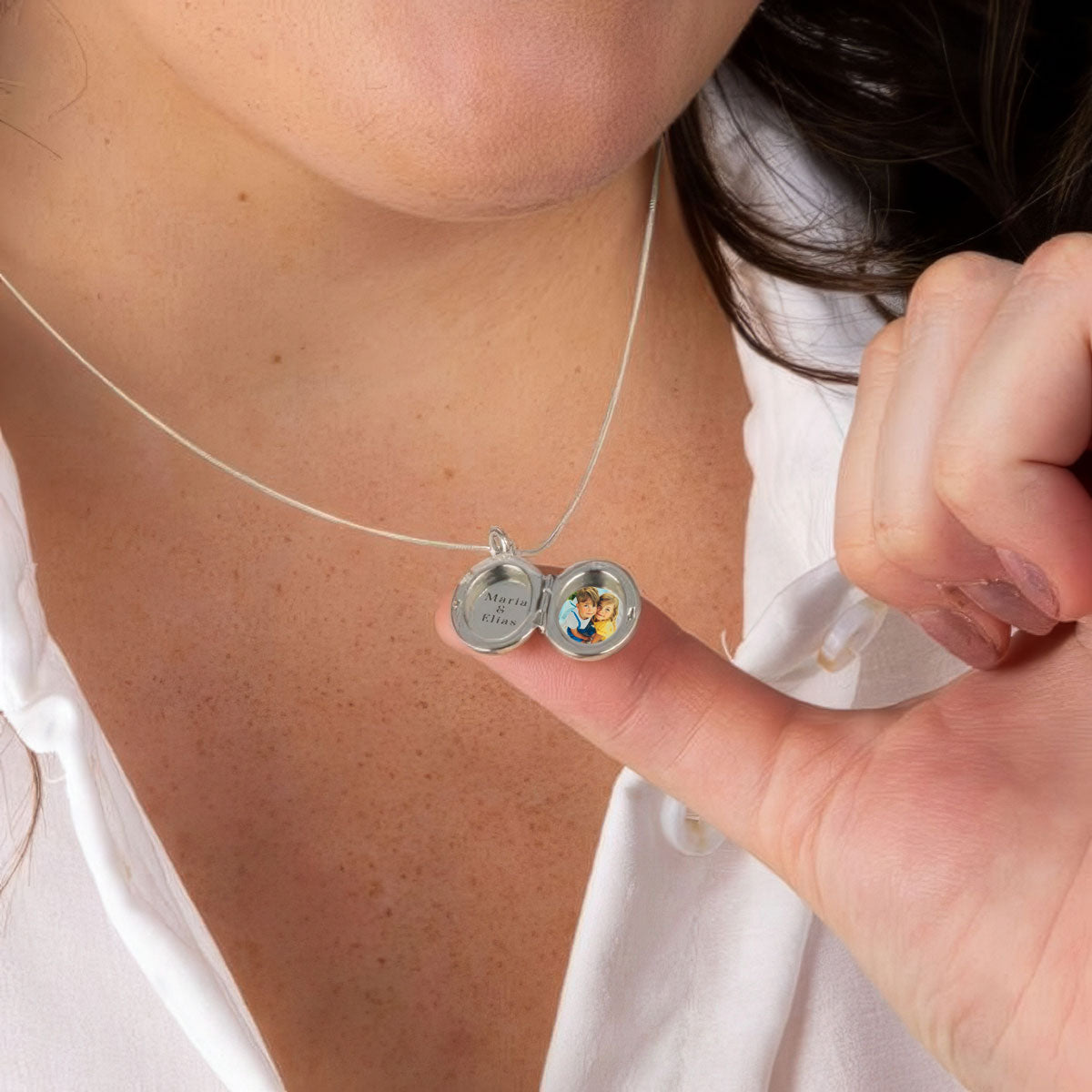 Valokuva hopeisessa medaljongissa