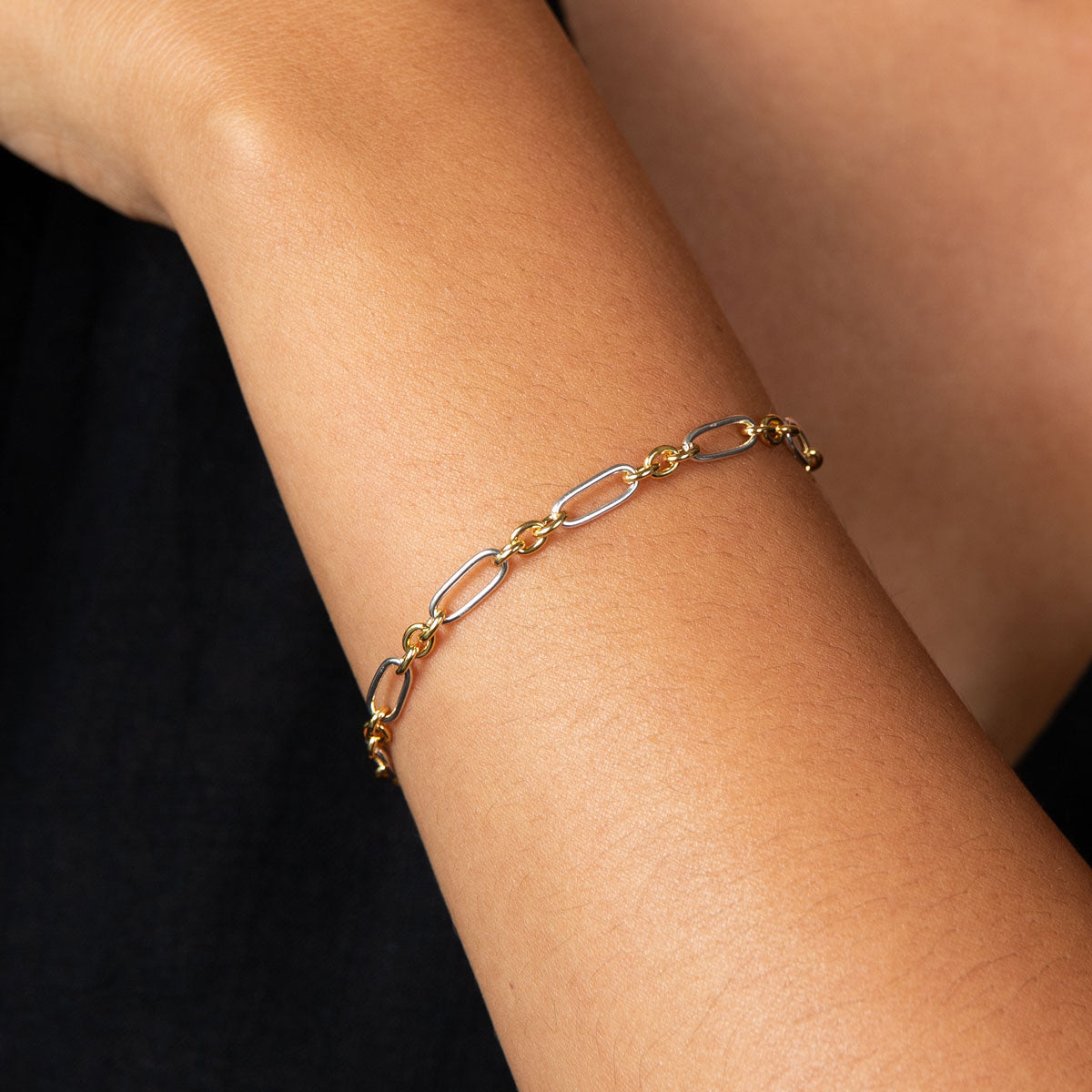 Laura Ashley T-bar rannekoru mallin kädessä