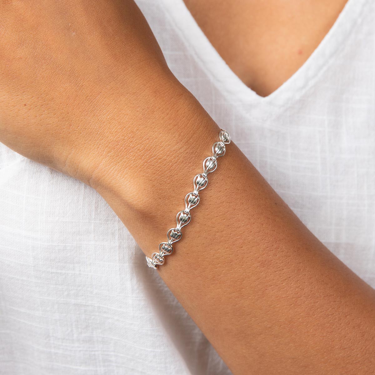 Laura Ashley Tulip rannekoru mallin kädessä