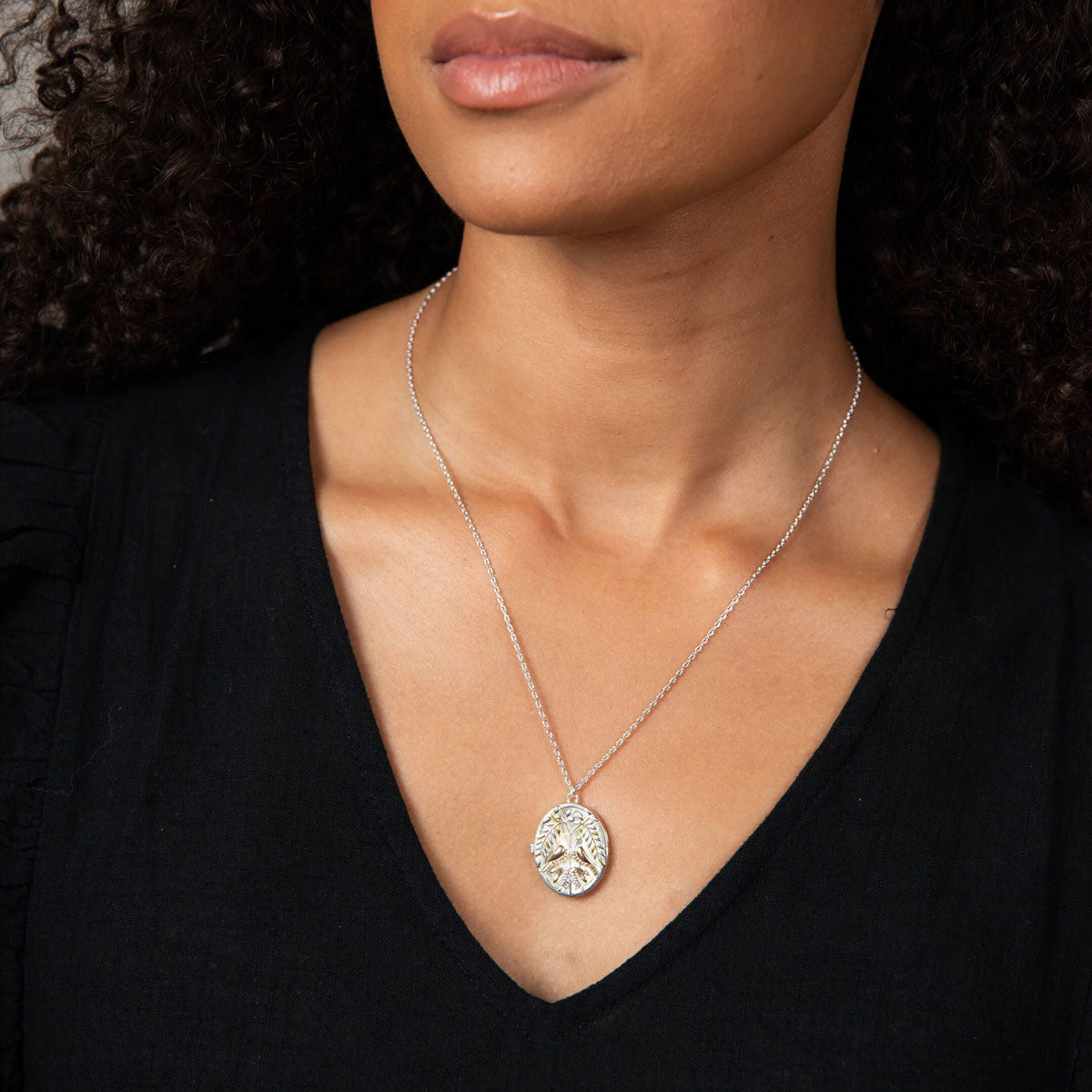 Laura Ashley Turtle Dove medaljonki mallin päällä