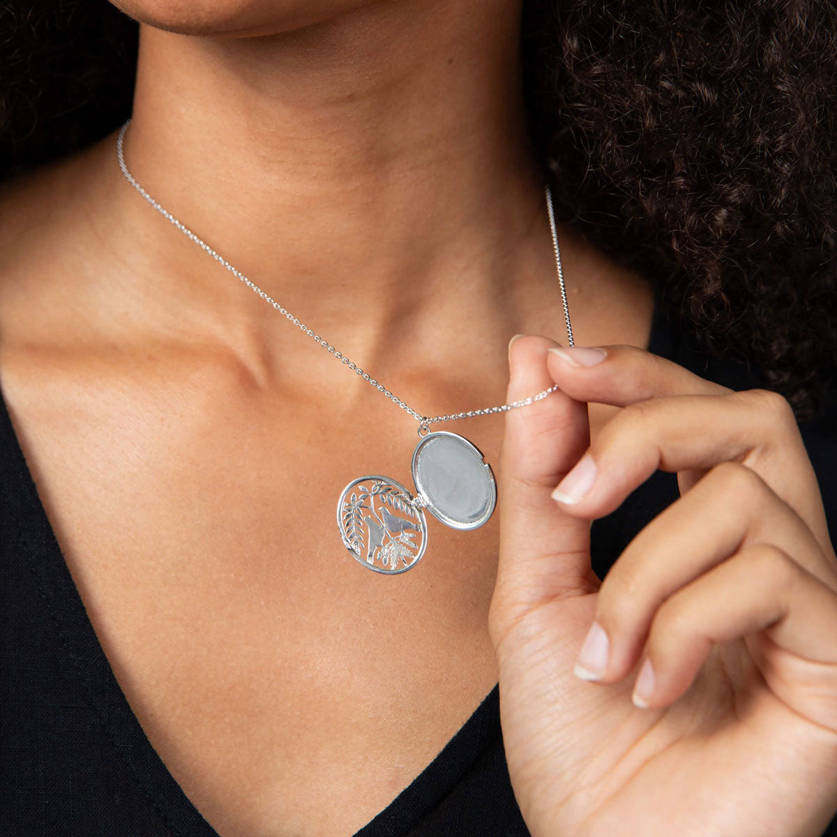 Laura Ashley Turtle Dove medaljonki mallin päällä