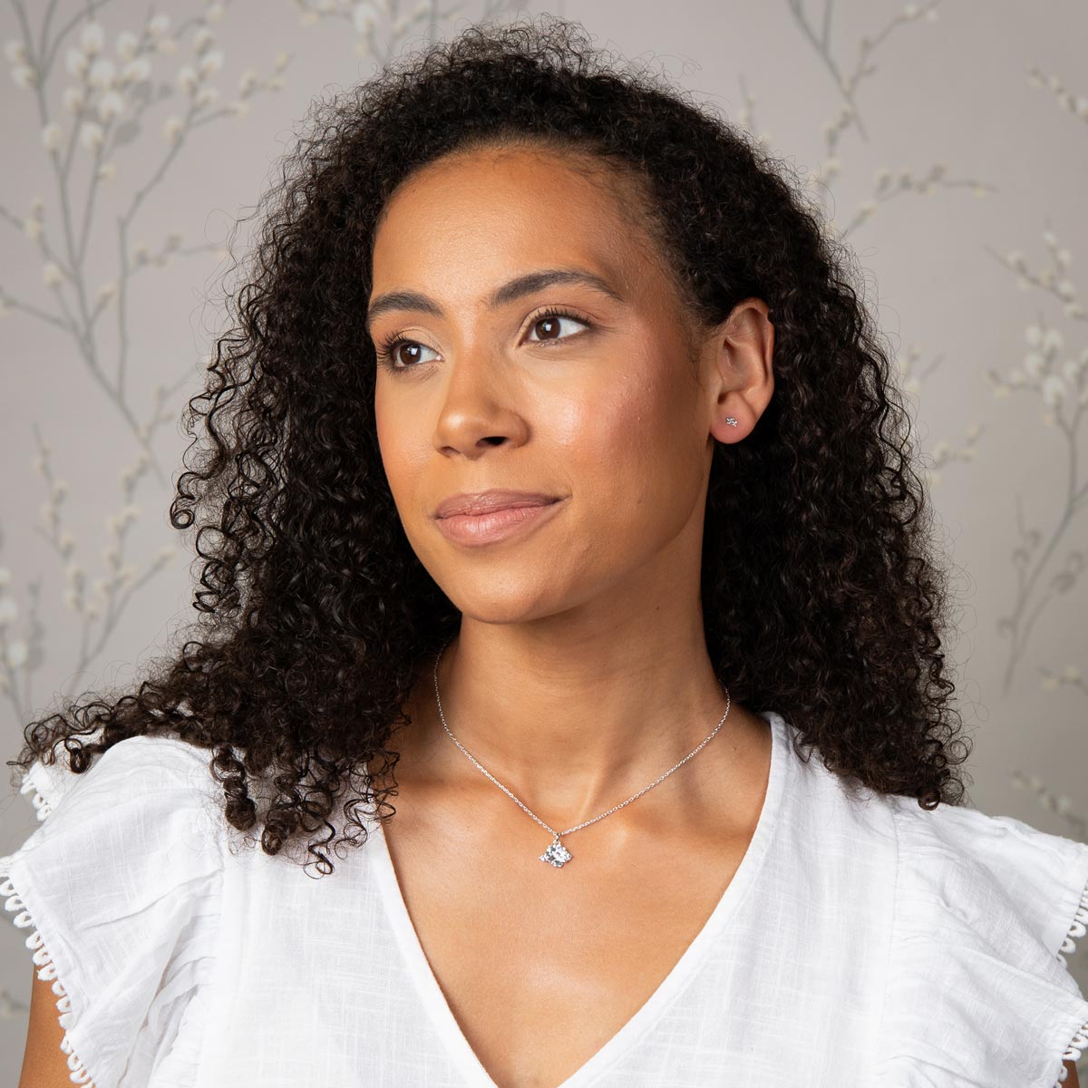 Laura Ashley Albertine Rose kaulakoru mallin päällä