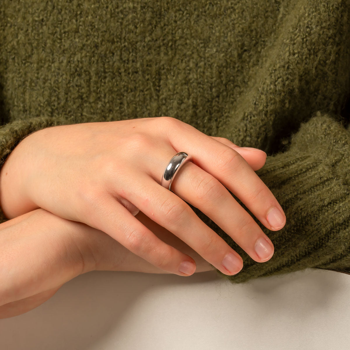 Lustre hopeasormus mallin sormessa