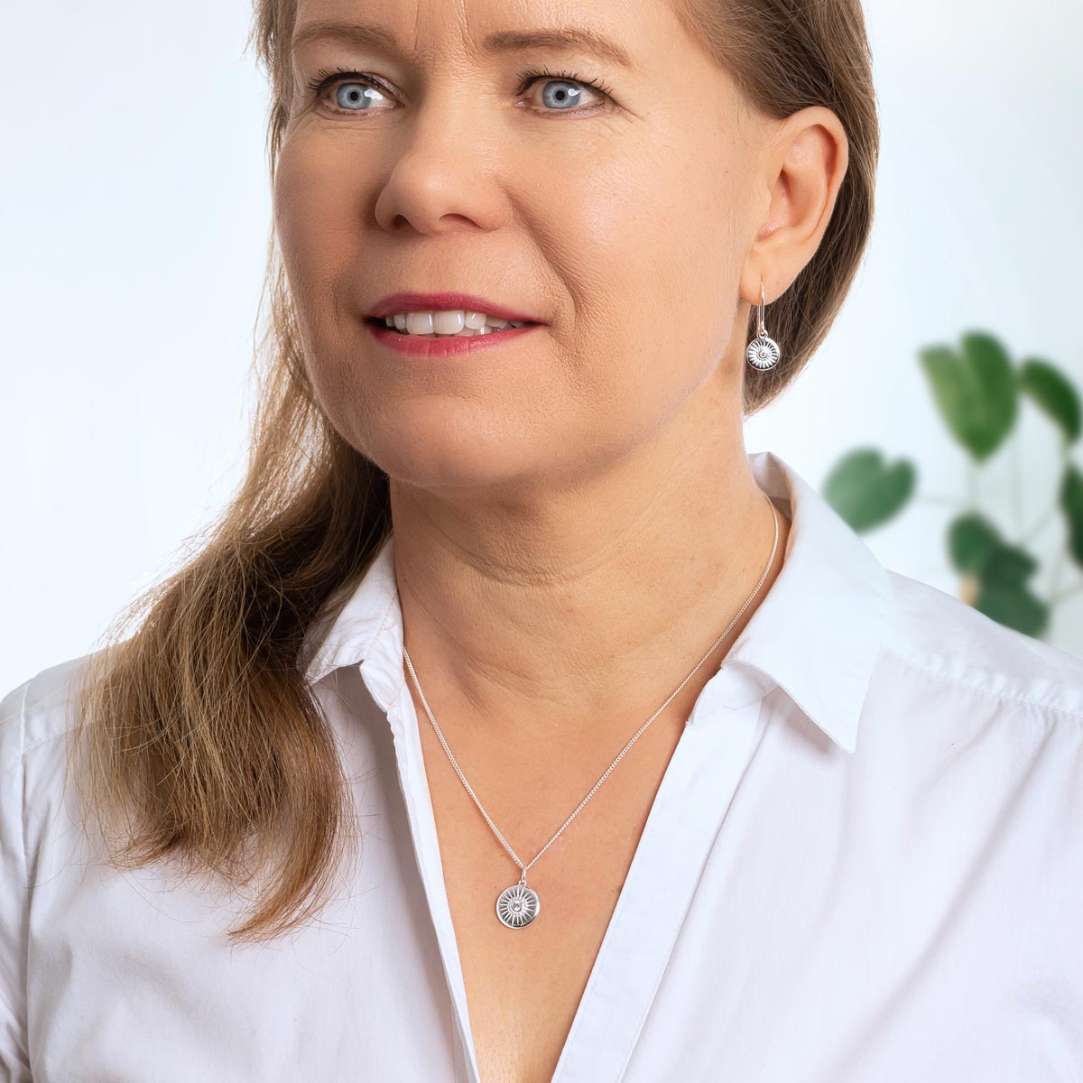 Hopeinen Valontuoja kaulakoru