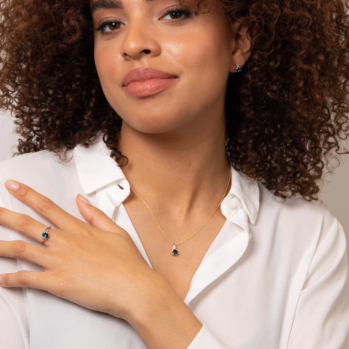 Malli ja kultainen topaasi kaulakoru