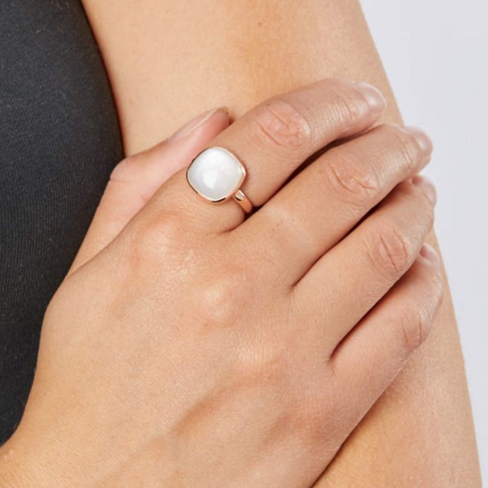 Ruusukullan sävyinen hopeasormus kuukivellä