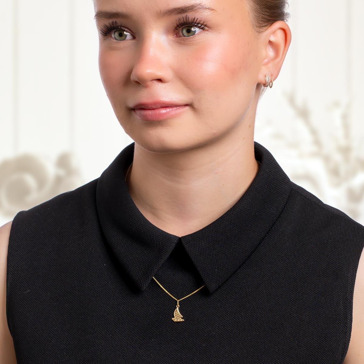 Pieni kultainen purjevene riipus