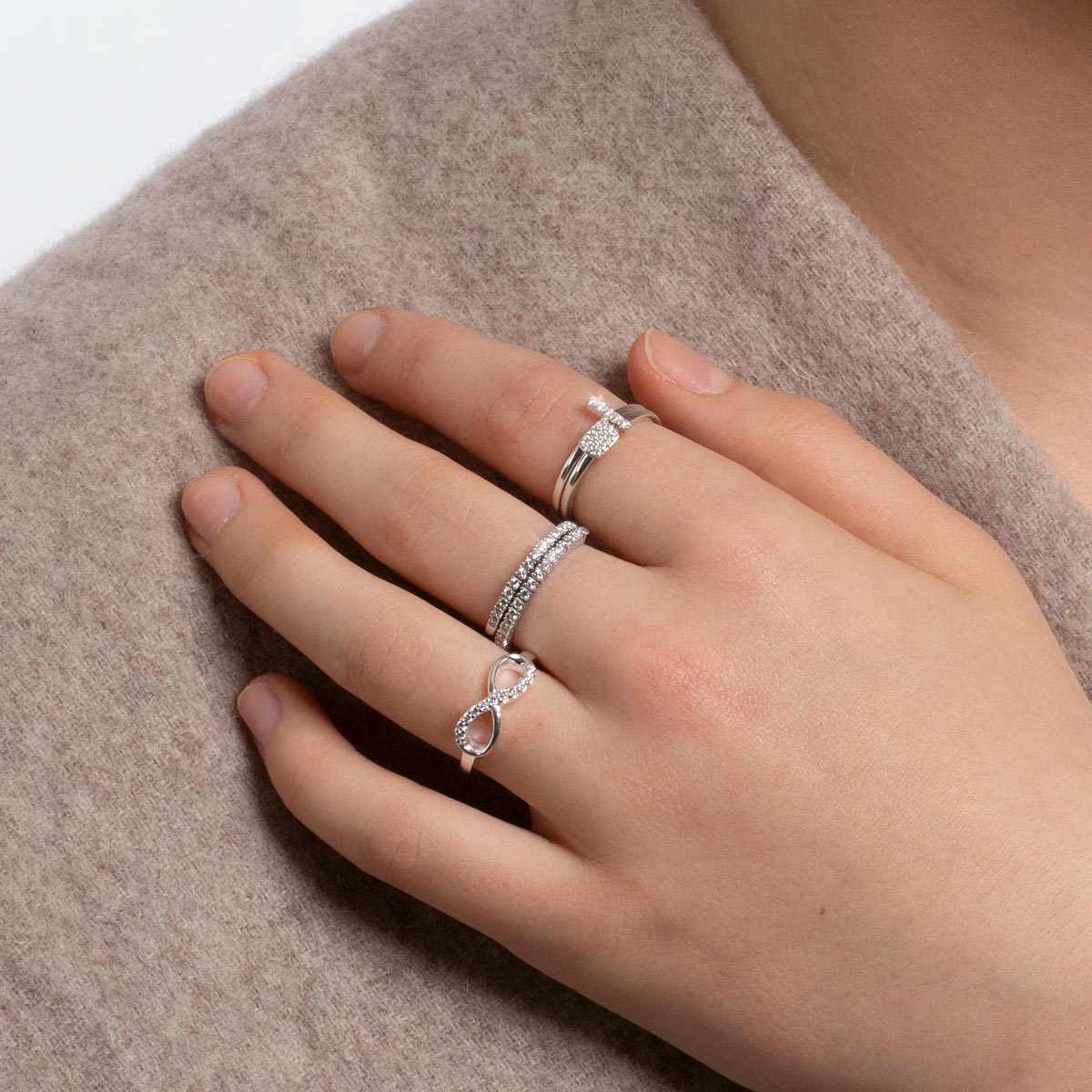 Malli ja säädettävä hopeinen sormus