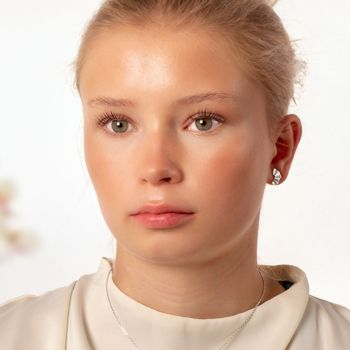 Samettiset aallot hopeakorvakorut