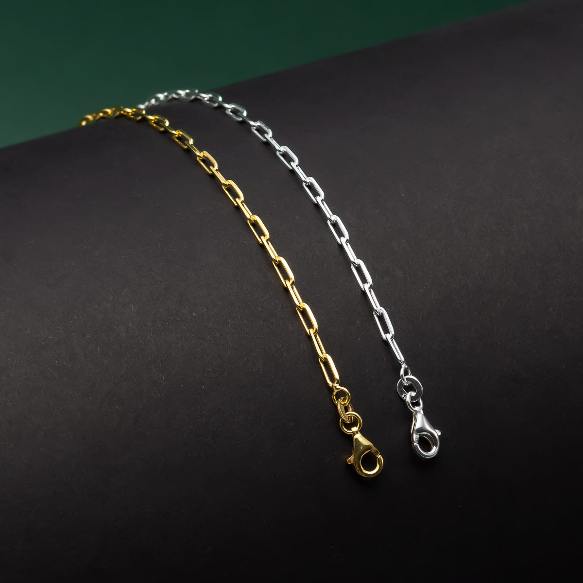 Tausta ja hopeiset linkki rannekorut