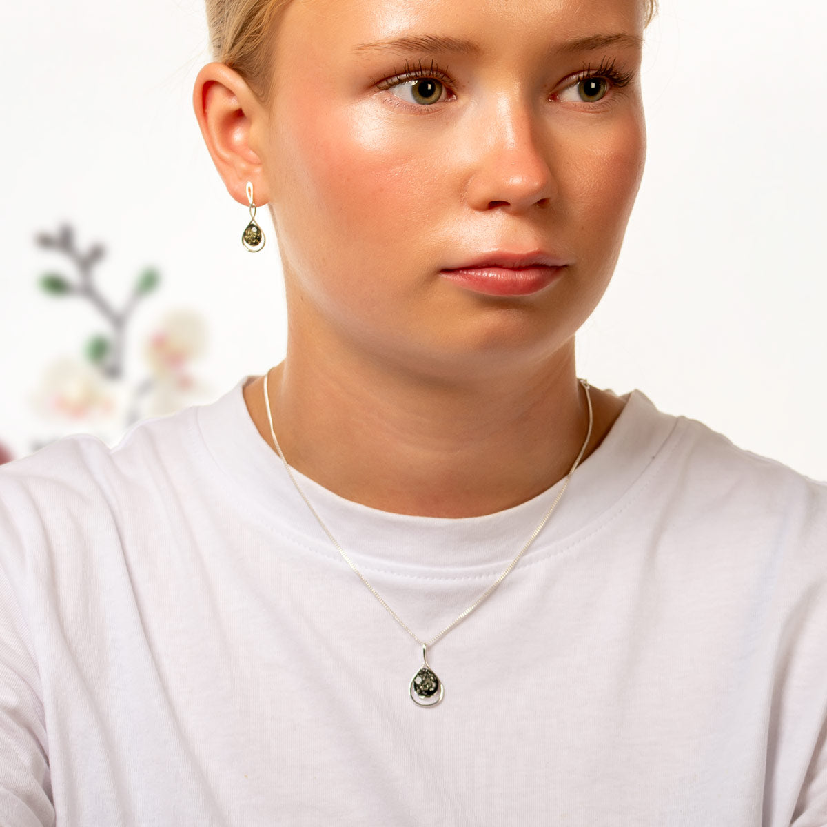 Vihreät meripihka korvakorut mallin päällä