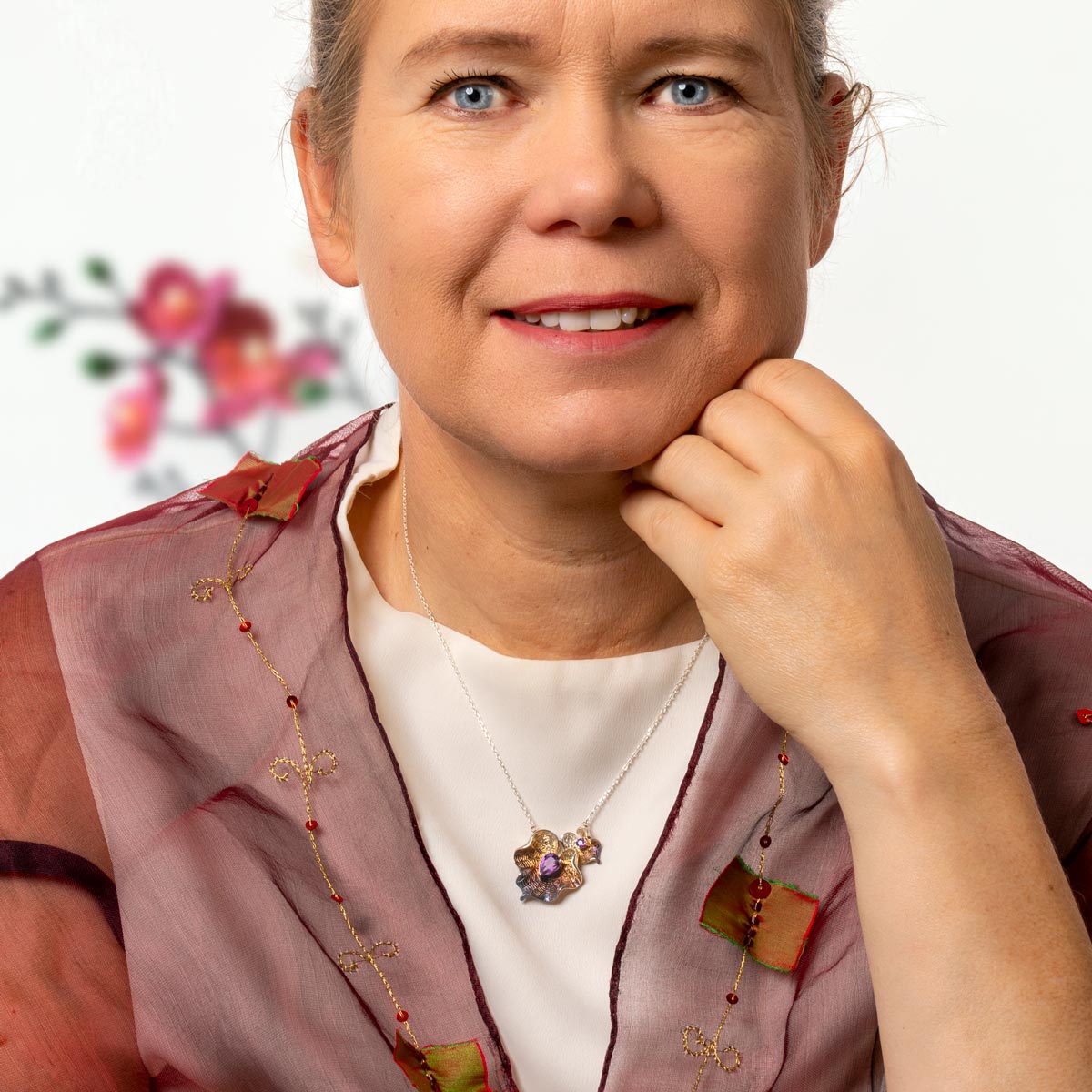 Violet Bloom hopeakaulakoru mallin päällä