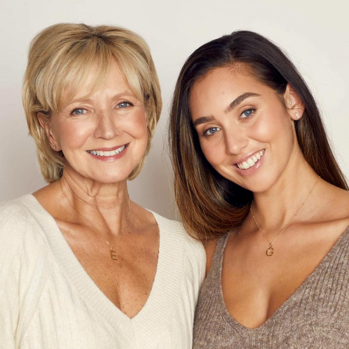 Malli ja kullattu hopeinen kirjain riipus