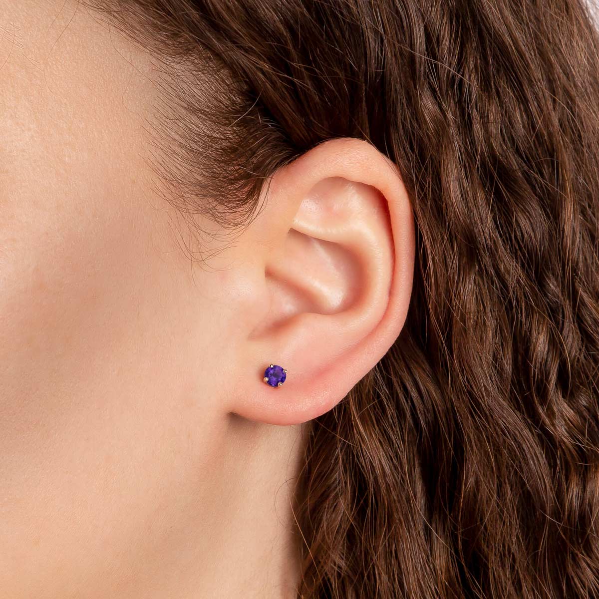 Malli ja pienet kultaiset ametisti korvakorut