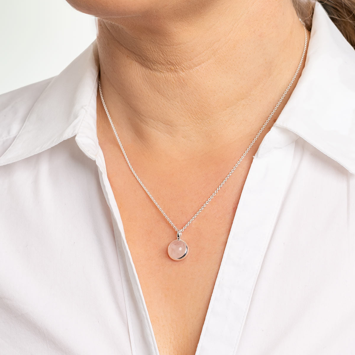 Ruusukvartsi kaulakoru mallin päällä