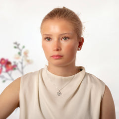 Aamun ensi säteet hopeakaulakoru