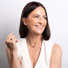 Ametisti hopeakorut mallin päällä