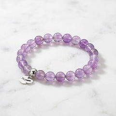 Violetti aito ametisti rannekoru pöydällä 