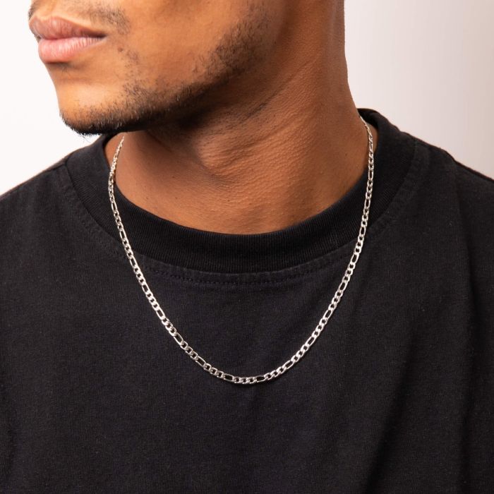 Hopeinen Figaro kaulaketju mallin päällä