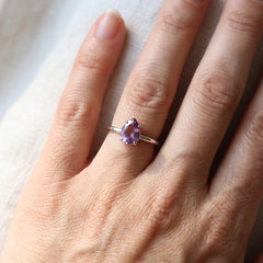 Hopeinen ametisti sormus naisen sormessa | Taika-korut