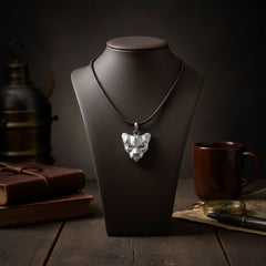 Hopeinen Ilves riipus pöydällä