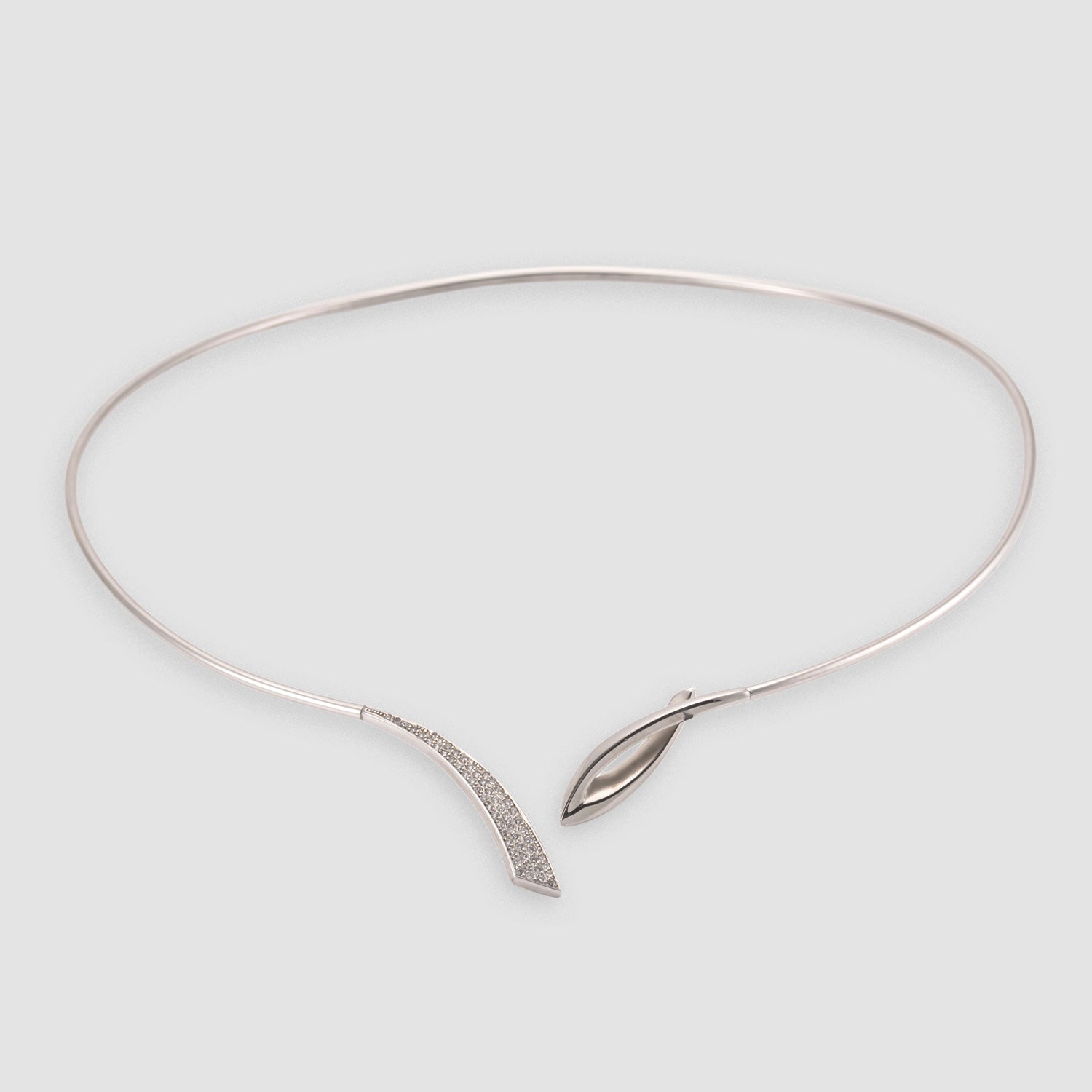 Hopeinen juhlava kaulakääty koko M