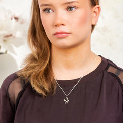 Hopeinen kirjain riipus ja malli