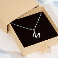 Hopeinen kirjain riipus rasia